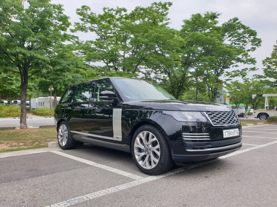 랜드로버 레인지로버 LWB.<장우진 기자>